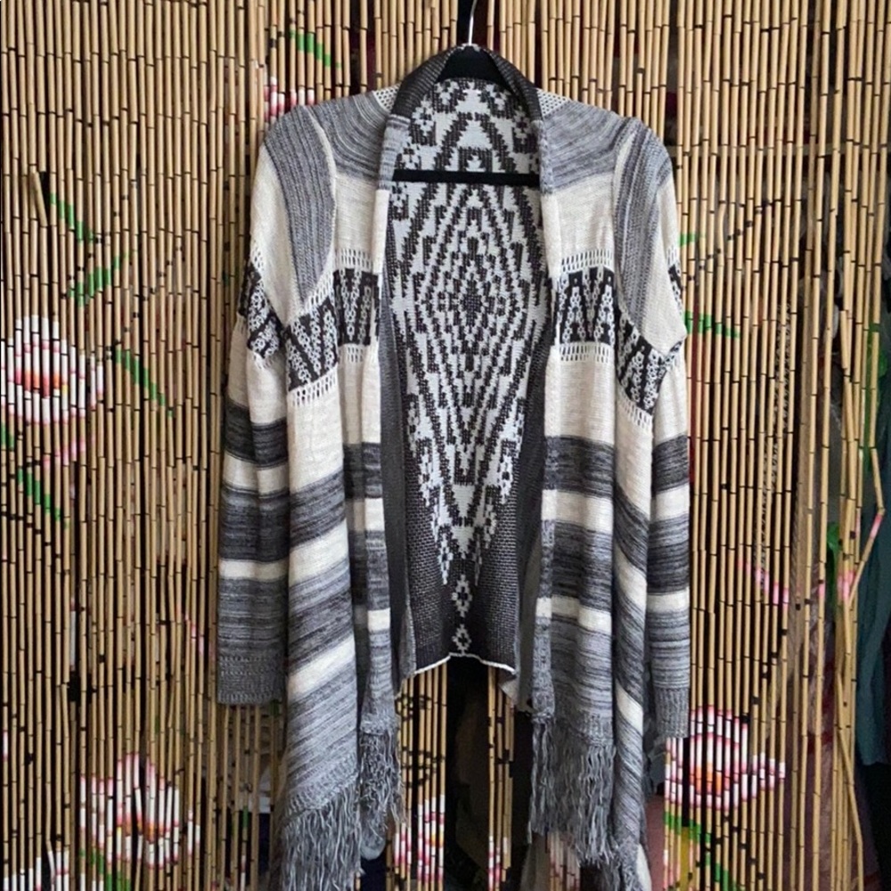 Women’s long sleeve fringed sweater♥️